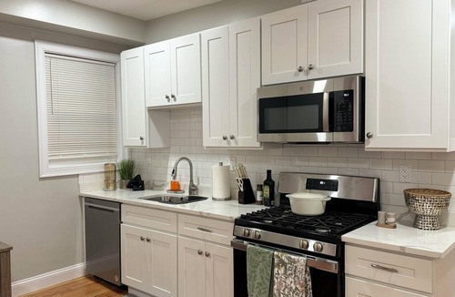 Hyde Square Apartment | Jamaica Plain - 4BR2BA Urban Retreat/Near T