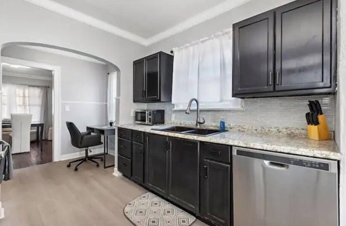 Kansas City House | Jazzy Charmer Close To Everything KC Business Travel Space & More🏡