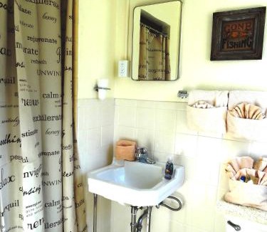 Mount Ida Hotel | JI11 - Queen Guest Room located at the Joplin Inn