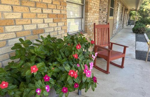 Mount Ida Hotel | JI7 - Queen Guest Room located at the Joplin Inn