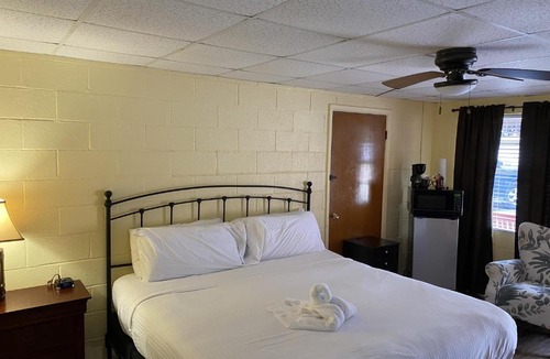 Mount Ida Hotel | Joplin Inn King Guest Room