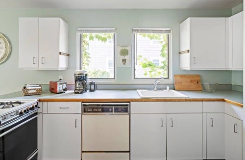 Jamaica Plain Apartment | JP, Central Location, 3, Bedrooms, Stay NOW!