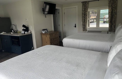 Greenville Junction Hotel | Juniper Motel-Deluxe Double Queen Suite*RM10*Pet Friendly*Lake Access