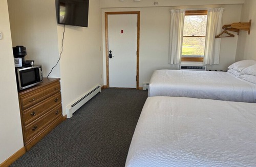 Greenville Junction Bed & Breakfast | Juniper Motel*Double Queen*RM17*Pet Friendly*Dock*ATV Access*Waterfront