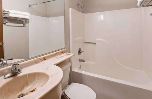 Morgantown Hotel | Just Minutes to Downtown: Relaxing Queen Suite Ideal for Couple Stay