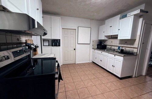 Brockton House | JXN BnB: Cozy Master Suite Oasis - Mins away from Boston