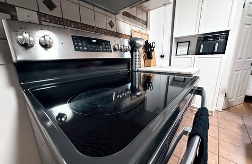 Brockton House | JXN BnB: Cozy Master Suite Oasis - Mins away from Boston