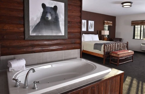 Independence Hotel | Kansas City Lakeside Charm: Lodge with Rustic Facilities | 2 Units