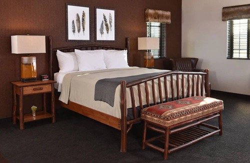 Independence Hotel | Kansas City Lakeside Charm: Lodge with Rustic Facilities | 2 Units