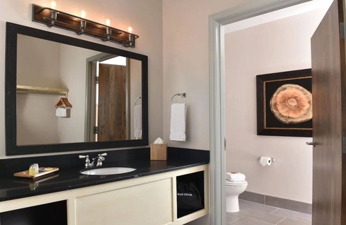 Independence Hotel | Kansas City Lakeside Charm: Lodge with Rustic Facilities | 2 Units