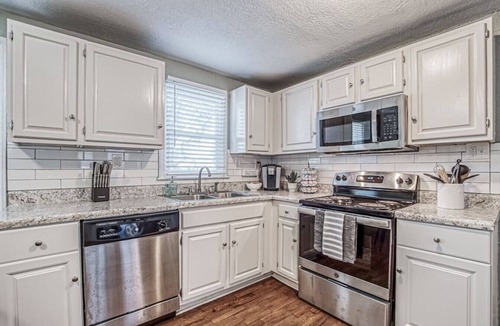 Raytown House | Kansas City Rim: 3bd/1ba house