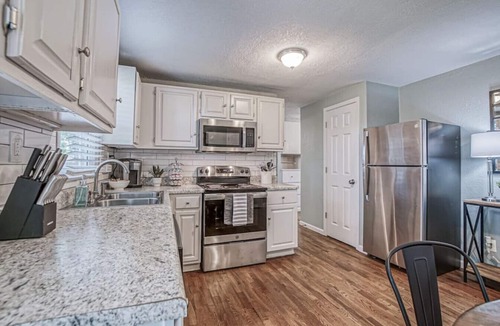 Raytown House | Kansas City Rim: 3bd/1ba house