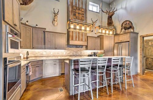 Great Bend House | Kansas Hunting Lodge: Pets & Large Groups Welcome!