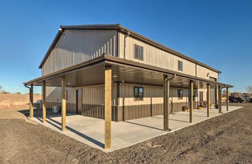 Great Bend House | Kansas Hunting Lodge: Pets & Large Groups Welcome!
