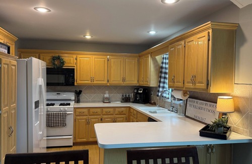 Waldron House | KC Retreat 3Br/2.5 Ba Near Airport and Downtown KC