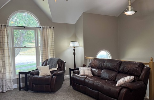 Waldron House | KC Retreat 3Br/2.5 Ba Near Airport and Downtown KC