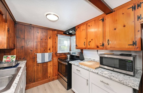 Portage Lakes Cabin | KC's Cozy Cape - Sleeps 8, BBQ, Central AC/Heating, Wi-Fi, Laundry, Free Parking