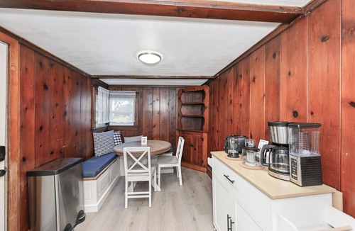 Portage Lakes Cabin | KC's Cozy Cape - Sleeps 8, BBQ, Central AC/Heating, Wi-Fi, Laundry, Free Parking