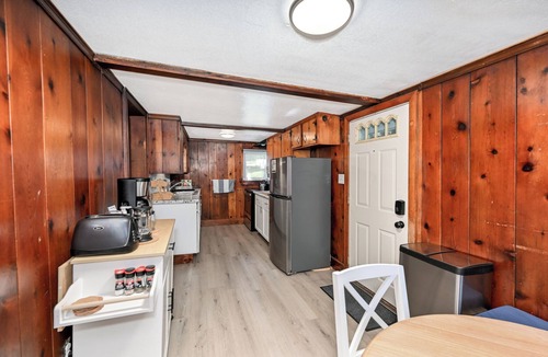 Portage Lakes Cabin | KC's Cozy Cape - Sleeps 8, BBQ, Central AC/Heating, Wi-Fi, Laundry, Free Parking