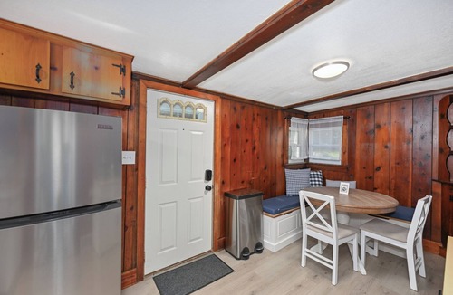 Portage Lakes Cabin | KC's Cozy Cape - Sleeps 8, BBQ, Central AC/Heating, Wi-Fi, Laundry, Free Parking