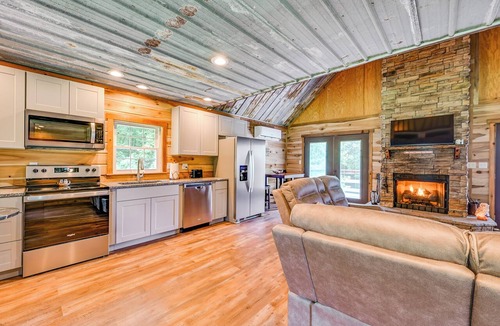 Hadley Apartment | Kentucky Cabin Retreat w/Covered Porch & Views