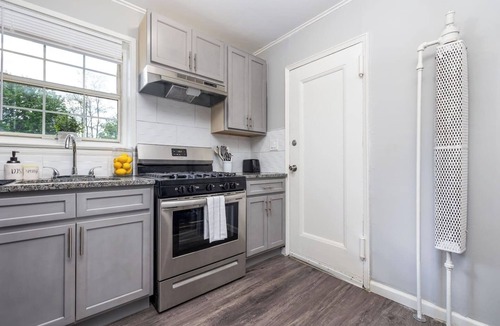 East Hartford Apartment | King Bd - Entire Apt - Hartford