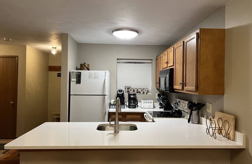 Hidden Valley Condo | King Bed! 2B2B ground level near golf; one floor living, three steps in.