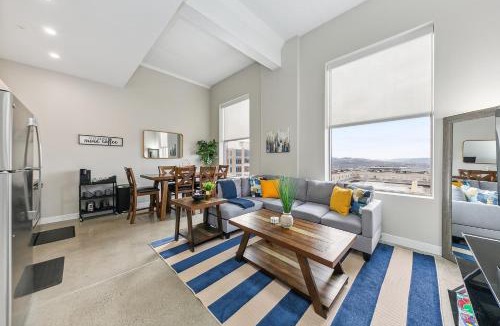 Downtown Cincinnati Apartment | King Bed, Downtown Steps from Bengals & Reds, Minutes to OTR, TQL, HardRock