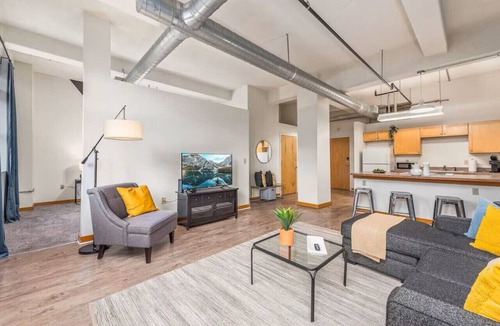 Mission Apartment | King Bed Downtown KC | Walkable KC Loft + Parking