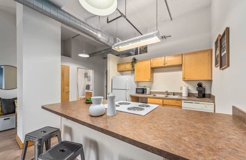 Mission Apartment | King Bed Downtown KC | Walkable KC Loft + Parking