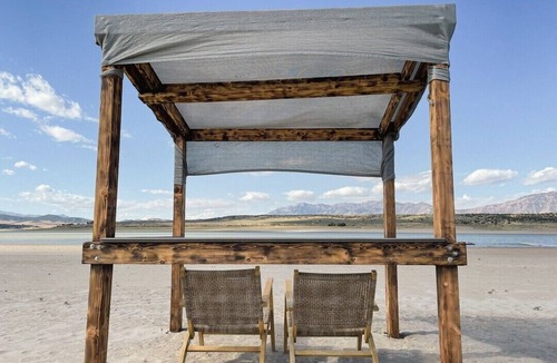 Levan House | King Bed-Firepit-Shade-Chairs-Dark Skies