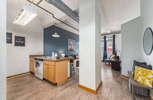 Downtown Kansas City Apartment | King Bed | Great Location+Amenities | Free Parking