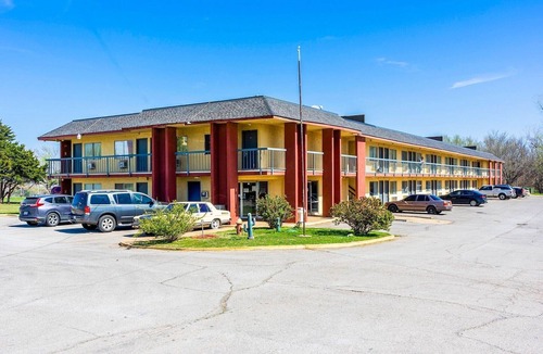 Chickasha Apartment | King Bed | Non-Smoking