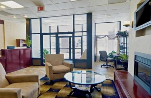Hesston Apartment | King Bed|Non-Smoking