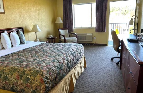 Logan Hotel | King Bed Room | In-Room Microwave | Caves, Waterfalls & Hocking Hills Parks