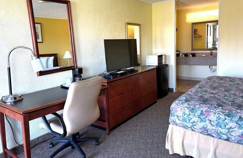 Logan Hotel | King Bed Room | In-Room Microwave | Caves, Waterfalls & Hocking Hills Parks