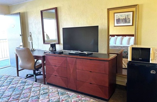 Logan Hotel | King Bed Room | In-Room Microwave | Caves, Waterfalls & Hocking Hills Parks
