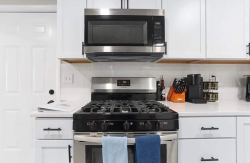 Lee's Summit House | King Beds Sleeps8 Arcade great location!