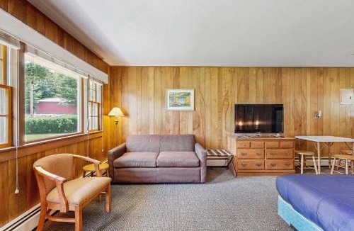 Alton Bay Hotel | King Birch Lake Home, Unit 4