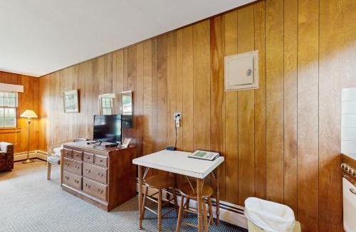 Alton Bay Hotel | King Birch Lake Home, Unit 7