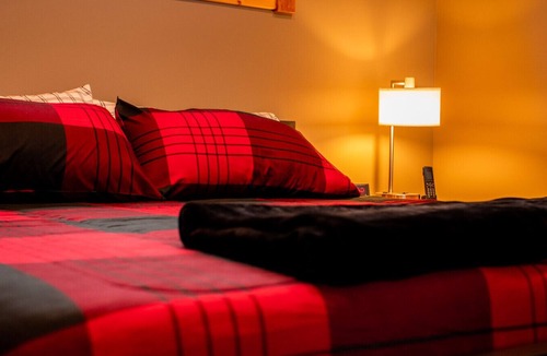 Maple Hill Hotel | King Cabin Room Lark Spur