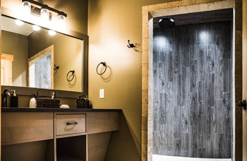 Maple Hill Hotel | King Cabin Room Lark Spur