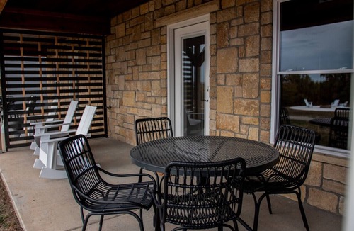 Maple Hill Hotel | King Cabin Room Meadowlark