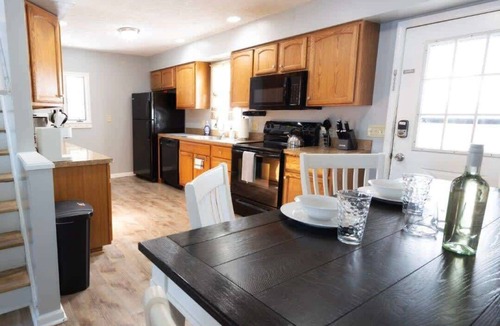 Medina House | King Master Suite - Lots of Parking - An Acre to Roam - Fire Pit!