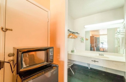 Lawton Hotel | King Room Perfect for Road Trippers – Convenient Location Near Major Roads