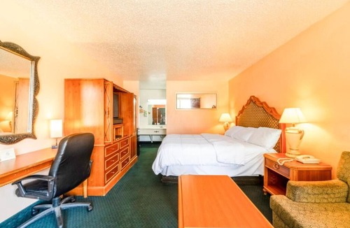 Lawton Hotel | King Room Perfect for Road Trippers – Convenient Location Near Major Roads