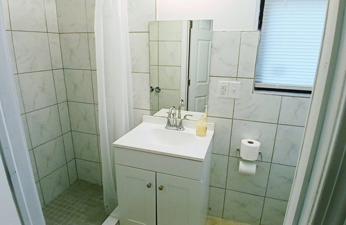 New London Hotel | King size bed, Private Bath, Free Wi-Fi, Self check in