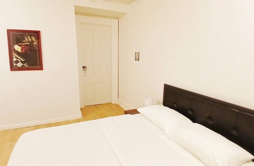 New London Hotel | King size bed, Private Bath, Free Wi-Fi, Self check in