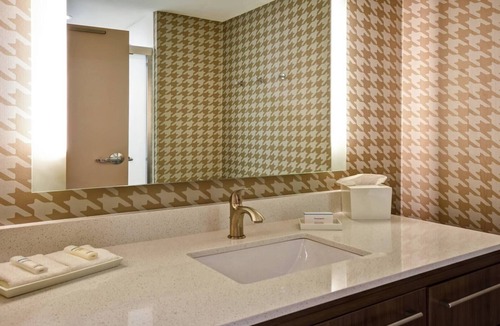 Mechanicsburg Hotel | King Studio Escape w/Indoor Pool, BBQ Area & Nearby Dining Spots + Breakfast