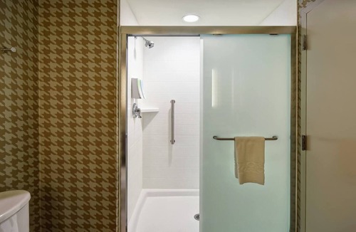 Mechanicsburg Hotel | King Studio Retreat w/Kitchenette & Pool Access Near Restaurants + Breakfast